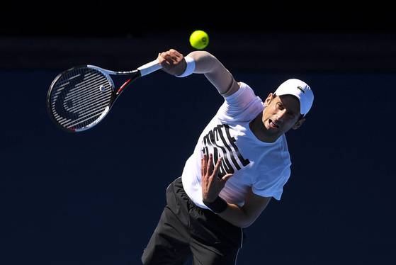 epa06437296 Novak Djokovic of Serbia in action during a practice session ahead of the Australian Open tennis tournament, in Melbourne, Victoria, Australia, 14 January 2018. The Australian Open starts on 15 January. EPA/LUKAS COCH AUSTRALIA AND NEW ZEALAND OUT <저작권자(c) 연합뉴스, 무단 전재-재배포 금지>