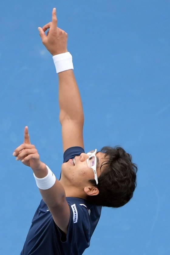 epa06456222 Hyeon Chung of South Korea celebrates his win against Alexander Zverev of Germany during their third round match on day six of the Australian Open tennis tournament, in Melbourne, Victoria, Australia, 20 January 2018. EPA/TRACEY NEARMY AUSTRALIA AND NEW ZEALAND OUT <저작권자(c) 연합뉴스, 무단 전재-재배포 금지>