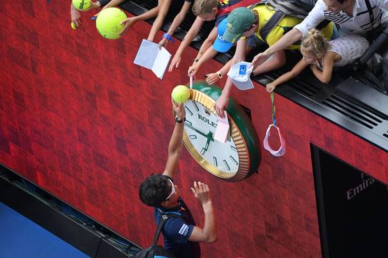 epa06456220 Hyeon Chung of South Korea signs autographs after winning his third round match against Alexander Zverev of Germany at the Australian Open Grand Slam tennis tournament in Melbourne, Australia, 20 January 2018. EPA/TRACEY NEARMY AUSTRALIA AND NEW ZEALAND OUT <저작권자(c) 연합뉴스, 무단 전재-재배포 금지>