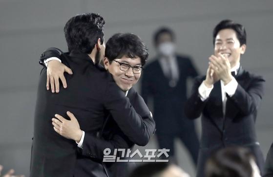 5일 오후 경기도 고양시 대화동 킨텍스에서 열린 ’제56회 백상예술대상' 시상식에서 '부부의세계' 모완일 감독이 TV부문 연출상에 선정 되자 박해준과 포옹하고있다.<br>TV·영화·연극을 아우르는 국내 유일무이한 종합예술시상식 ‘56회 백상예술대상’은 6월 5일 오후 4시 50분 경기도 킨텍스 7홀에서 진행되며 JTBC·JTBC2·JTBC4에서 생중계된다. <br><br>특별취재반 / 2020.06.05/
