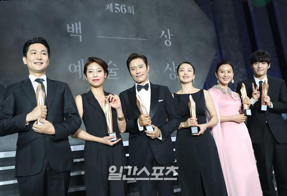 5일 오후 경기도 고양시 대화동 킨텍스에서 열린 '제56회 백상예술대상' 시상식에서 대상 및 최우수 연기상을 수상한 수상자들이 포토타임을 갖고 있다.<br><br>TV·영화·연극을 아우르는 국내 유일무이한 종합예술시상식 ‘56회 백상예술대상’은 6월 5일 오후 4시 50분 경기도 킨텍스 7홀에서 진행되며 JTBC·JTBC2·JTBC4에서 생중계된다. <br><br>특별취재반 / 2020.06.05/