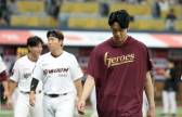 키움 안우진 '벌칙 펑고'에…어깨 부상 의혹도