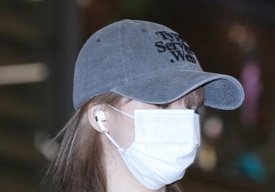 [포토] 모자 푹 눌러 쓰고 입국하는 엔믹스 릴리