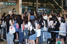  많은 인파에 둘러싸인 변우석