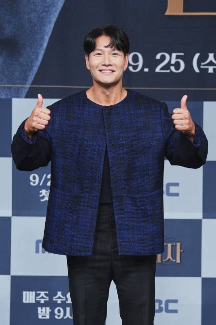 [왓IS] 김종국, 62억 원에 논현동 고급 빌라 매입... 전액 현금 추정