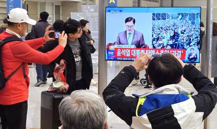 탄핵 정국 장기화→고환율에 가요계 타격…컴백 연기 고육책도