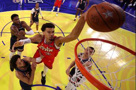 NBA '신인류' 웸반야마 시즌아웃...심부정맥 혈전증 진단