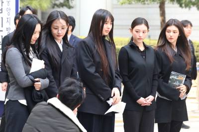 法 “뉴진스-어도어 전속계약 유효...회사 남아야”