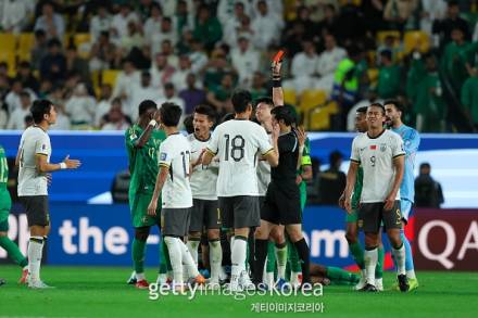 중국, 거친 플레이에 레드 카드...사우디에 0-1 패배 C조 꼴찌 '월드컵 갈 수 있나'