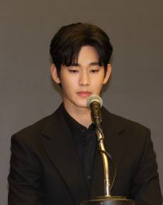 ‘사생활 이슈’ 김수현, 광고주와의 손배소 오늘(21일) 열린다 [왓IS]