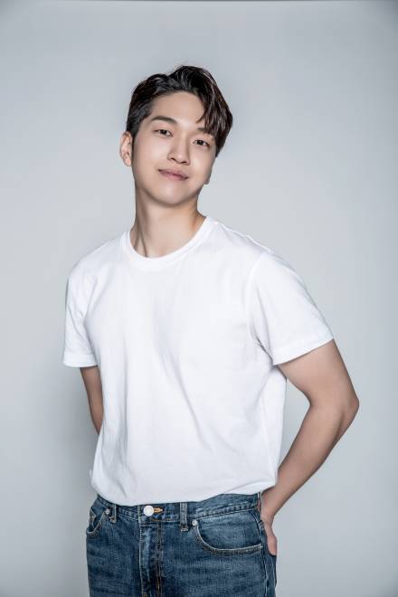 “킹 받으면 성공”…아이돌 전문 MC 아닌 ‘가수’ 유재필의 절묘한 변화구 승부수 [IS인터뷰]