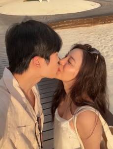에일리♥최시훈, 주변 시선 따윈... 달달한 입맞춤