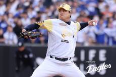 '3볼넷 1사구'여도, 괴물은 끄떡 없다→국대 에이스 매치 승리...8연승 한화, '공동 선두' 사수