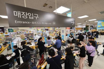 백화점·대형마트 ‘황금연휴 특수’ 누렸다···매출 껑충