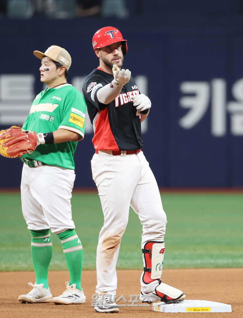 포토]위즈덤, 2루타로 추격 시작! - 일간스포츠