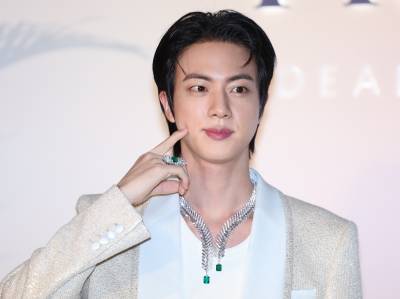 BTS 진에 ‘기습 입맞춤’…50대 日 여성, 검찰 송치