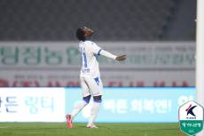 연맹이 ‘변태 축구’라고 표현한 그 골…윤정환 감독 “나도 닭살 돋을 정도였다” [IS 안산]
