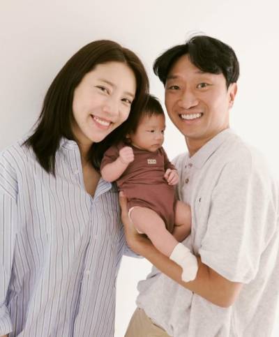 손담비♥이규혁, 딸 생후 50일 기념…행복한 가족 사진