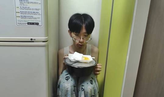 이런 먹방 본 적 있어? 자칭 ‘멸치남’… 이희태의 하루 [김지혜의 ★튜브]