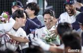 롯데 3위 지킨 '대들보' 전준우 "내가 잘해야…" [주간 MVP]