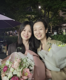 송혜교, 세 번 만난 母남기애 향한 센스 효도…“사랑스러운 딸”