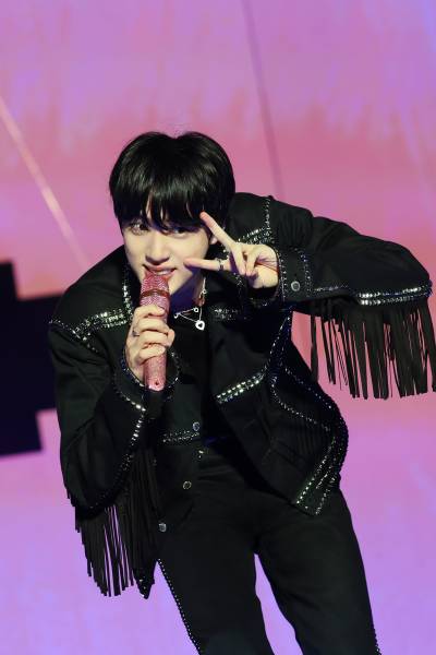 BTS 완전체 컴백 그날까지…‘달려라 석진’