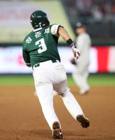 라식 수술까지 한 37도루 정준재 "2026시즌 도루왕, 무조건 하고 싶다" [IS 인터뷰]