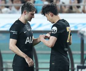 정식 감독도, 임시 감독도 조기 경질…토트넘의 다음 선택은 ‘현역’ 선수?→SON 절친 언급
