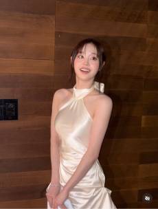 '반전 매력' 츄, 인형 미모에 직각 어깨까지…