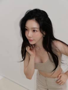 태연, 청순美 가득한 누드톤 패션…여신 비주얼 근황