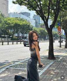 이나경, 치명美 뿜어낸 ‘개미허리 자태’... 도심 속 빛나는 여신 포스 [AI 포토컷]