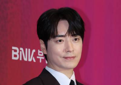 [포토] 이준혁, 훈훈한 손가락 하트