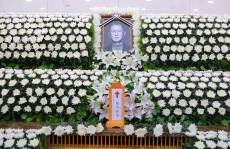 '코미디 대부' 故 전유성 지다…연예계 추모 물결