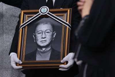 애정했던 ‘개콘’ 무대 마지막 발길…‘개그계 대부’ 故전유성 영면 [종합]