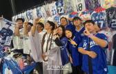 [야:후일담] 라팍 외야에 오승환 유니폼 90벌 등장한 사연