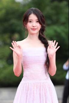 아이유·츄, 화사한 매력으로 서울드라마어워즈 레드카펫을 장악하다
