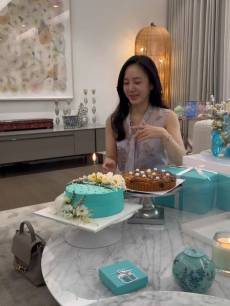53세 맞아?…세월 거스른 미모 박주미, 우아한 생일 파티 [AI 포토컷]