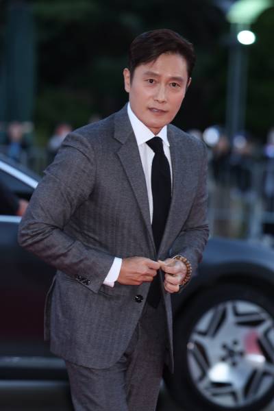 [속보] ‘어쩔수가없다’ 美골든글로브 외국어작품상 후보…이병헌 주연상 노미