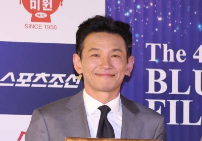 [포토] 멋진 미소로 포토타임 갖는 황정민