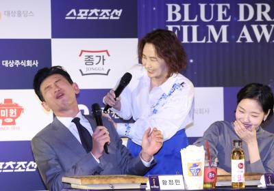 [포토] 황정민, 올해의 홍초 표정