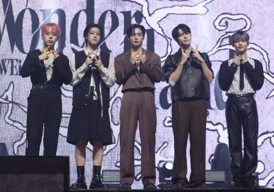 [포토] 위아이, 미니 8집 '원더랜드' 완전체로