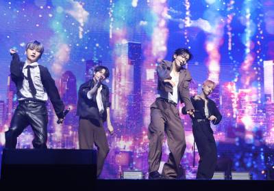 [포토] 위아이, 화끈한 안무