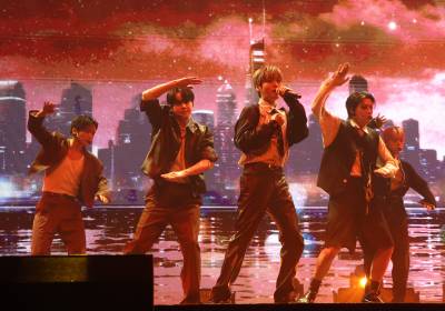 [포토] 위아이, 강렬한 조명 아래