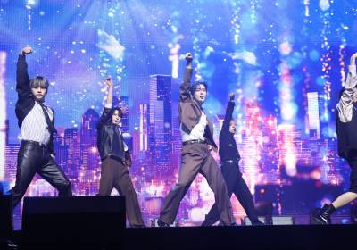 [포토] 위아이, 멋지게 꾸미는 타이틀곡 무대