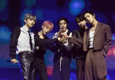 [포토] 위아이, 남신들의 지긋한 눈빛