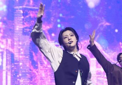 [포토] 위아이 유용하, 멋지게 꾸미는 '홈' 무대