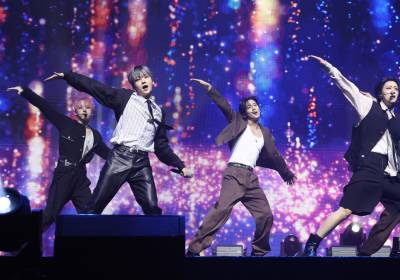 [포토] 위아이, '원더랜드'가 생각나는 '홈' 무대