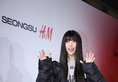 [포토] 아일릿 윤아, 해맑은 손인사