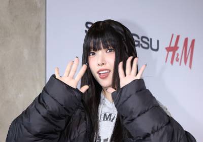 [포토] 아일릿 윤아, 귀엽게 날리는 손인사