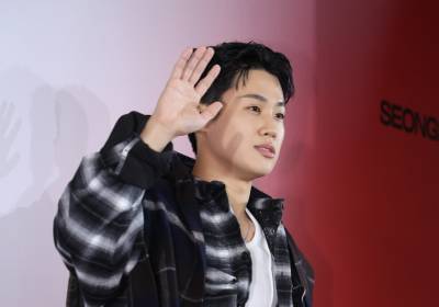 [포토] 쿠기, 수줍은 손인사